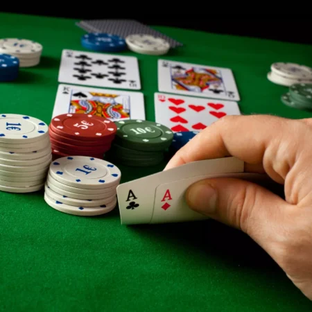 Poker Combinazioni: Dalla Scala Reale alla Coppia Bassa