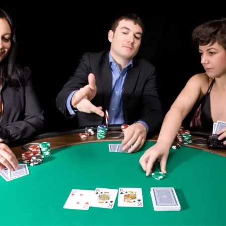 Lo Split Pot nel Poker: Quando e Perché Succede